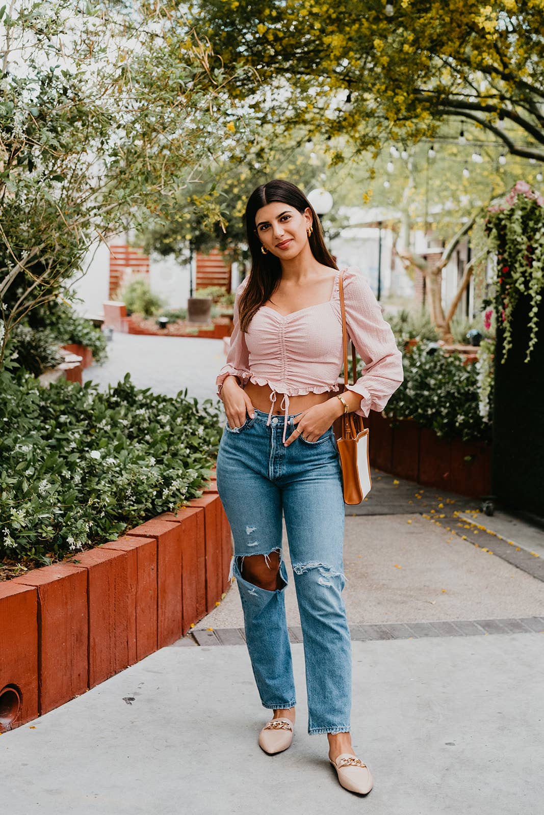 Mule Uptown Girl à bout pointu couleur caramel avec détail en chaîne dorée