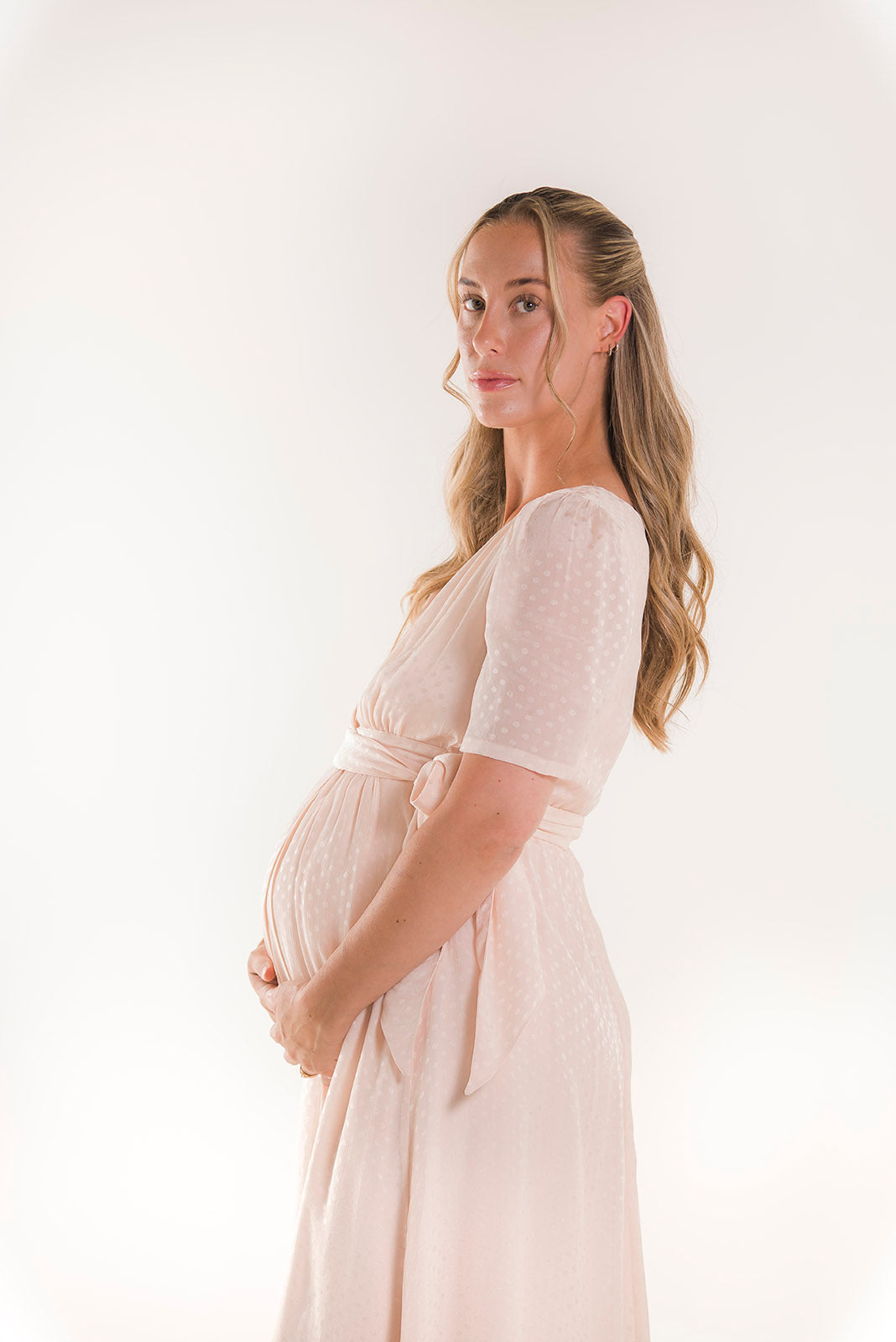 Robe de maternité portefeuille rose poudré pour occasions spéciales