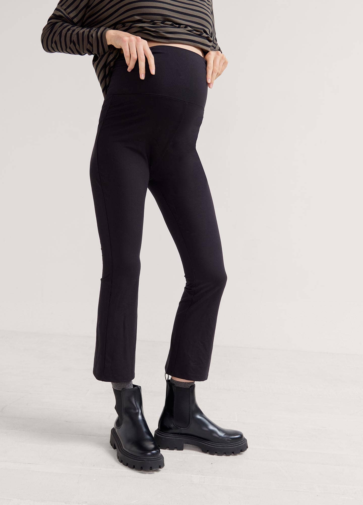 The Maternity Bodyflex Crop Flare Legging