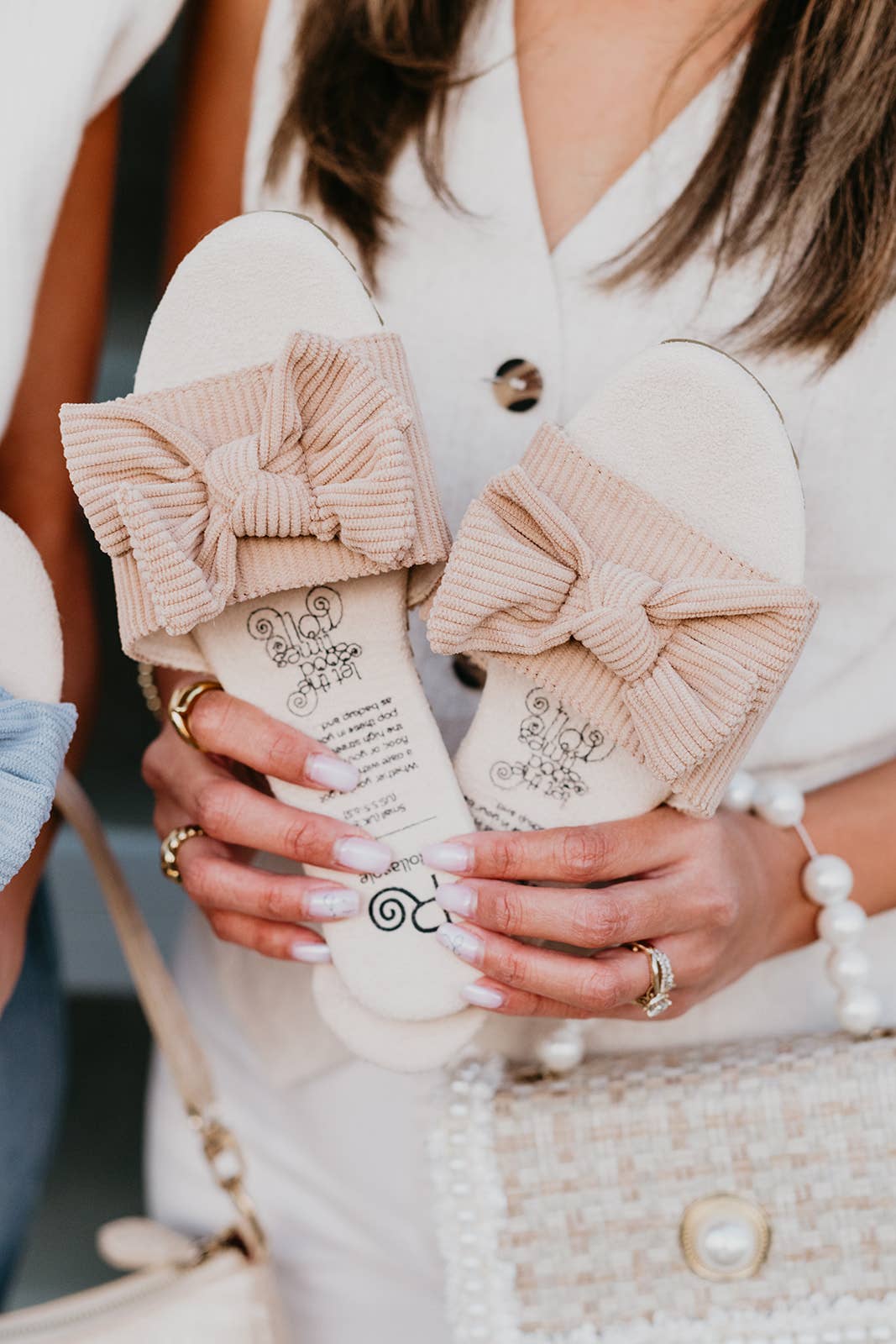 Sandales Honey Sandals – Sandales à enfiler en velours crème avec nœud