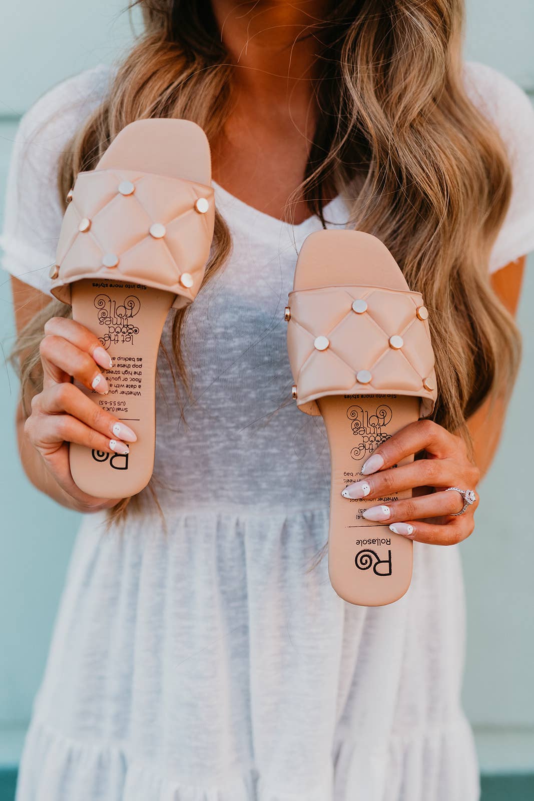 Golden Hour – Sandales matelassées marron clair avec clous dorés