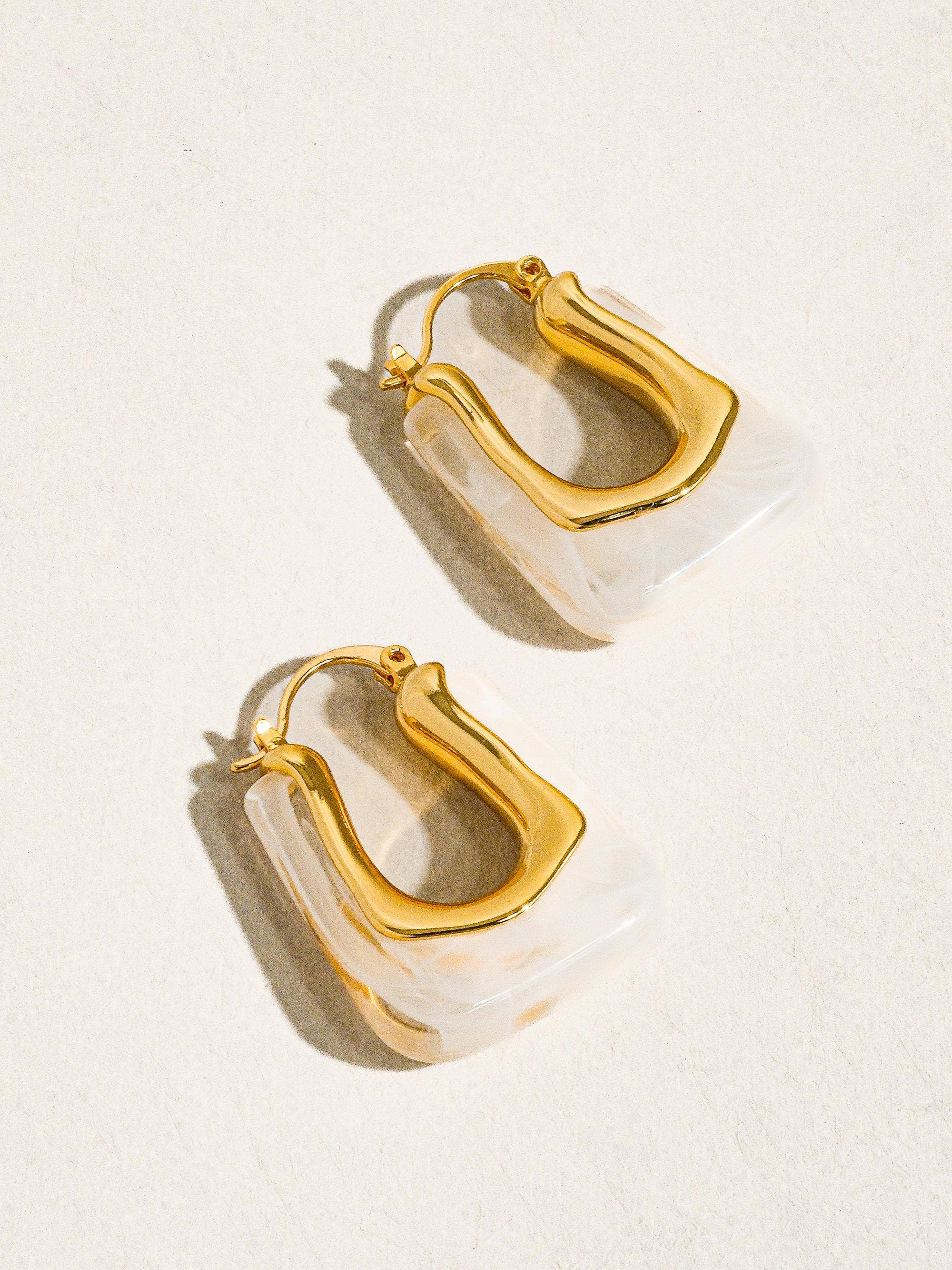 Boucles d'oreilles créoles bohèmes en forme de U Talia en or 18 carats