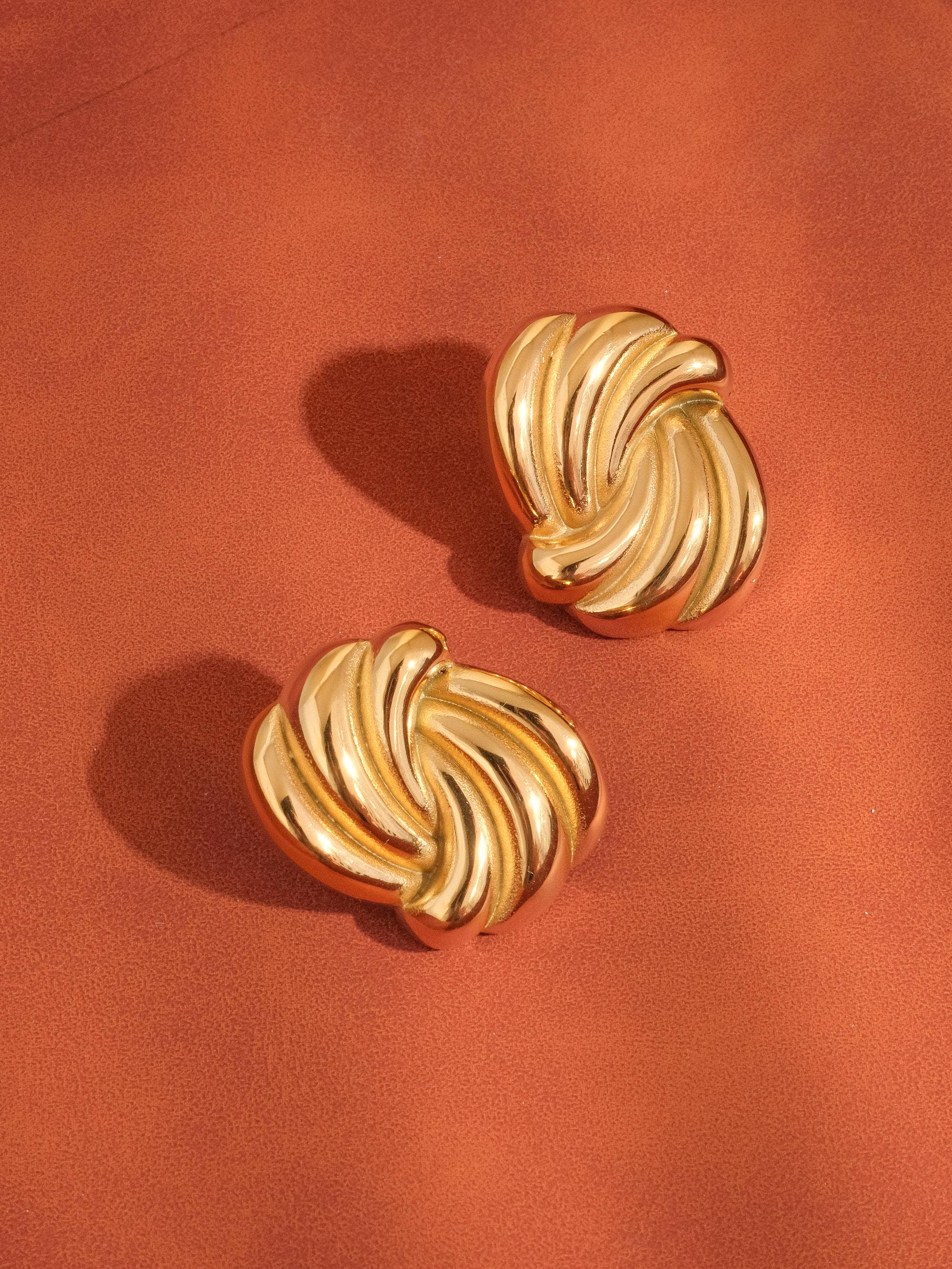 Boucles d'oreilles Ashton en or 18 carats, ondulées et rectangulaires, inaltérables