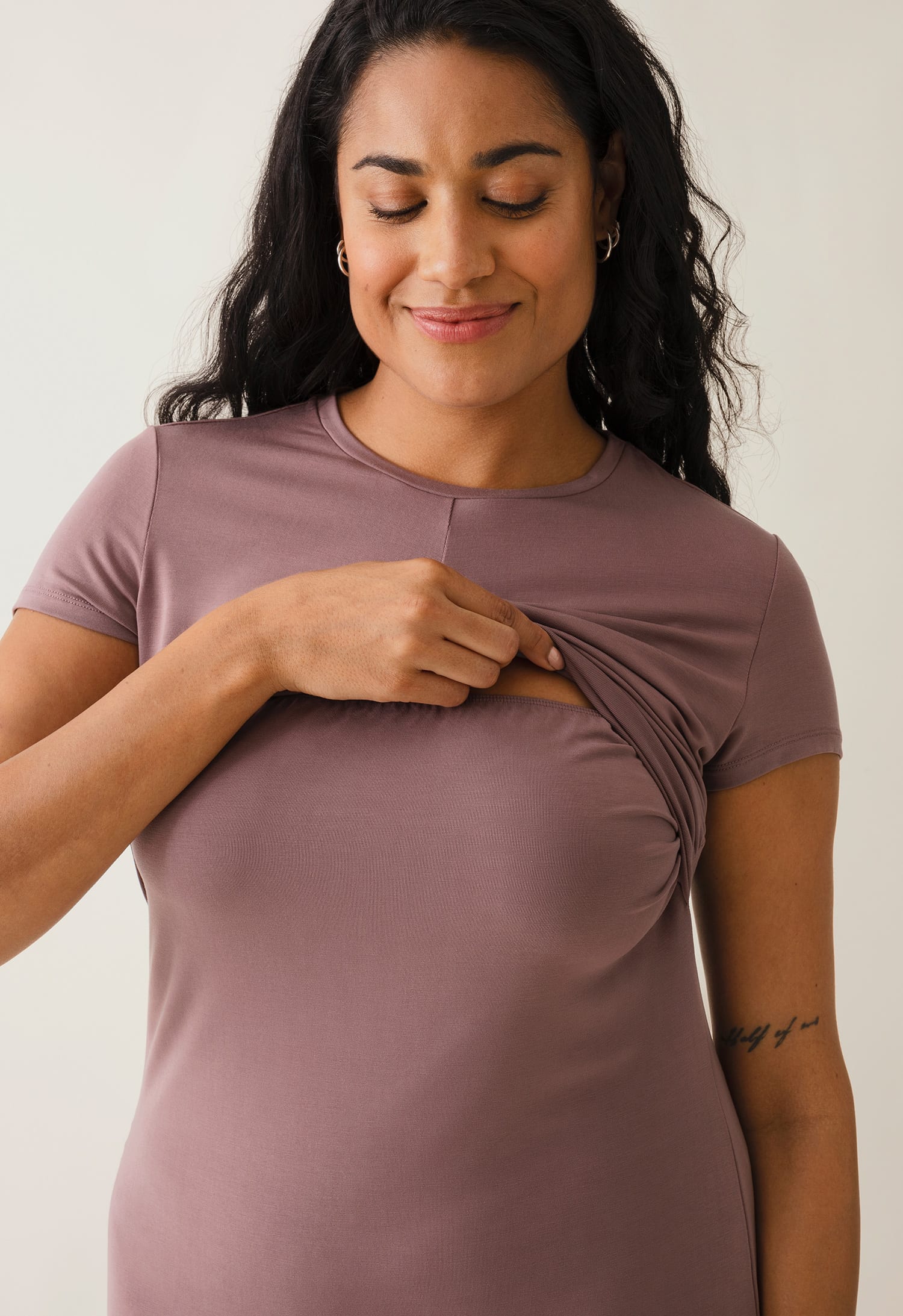 Robe de maternité, de fête et d'allaitement à détail torsadé