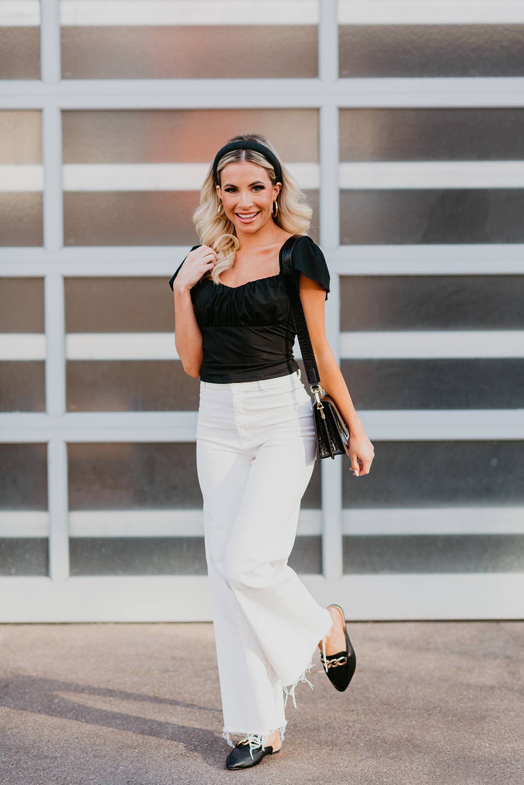 Centre-ville – Mules noires sans talon avec détail de chaîne dorée