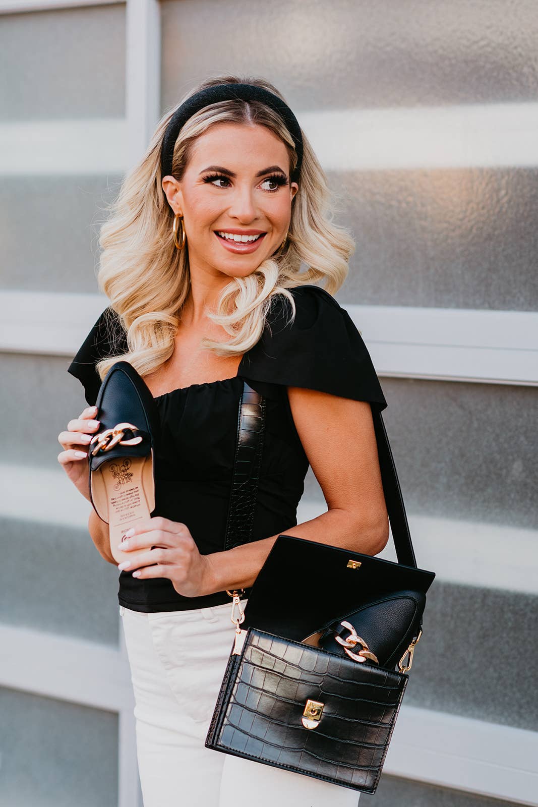 Centre-ville – Mules noires sans talon avec détail de chaîne dorée