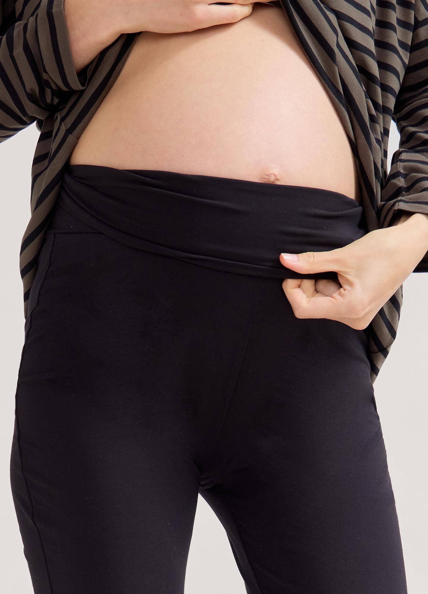 The Maternity Bodyflex Crop Flare Legging