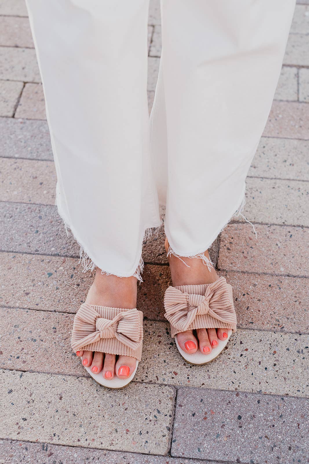 Sandales Honey Sandals – Sandales à enfiler en velours crème avec nœud